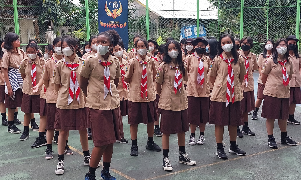 SMA Notre Dame: PMI Datang, Siswa dan Pembina Pramuka Senang