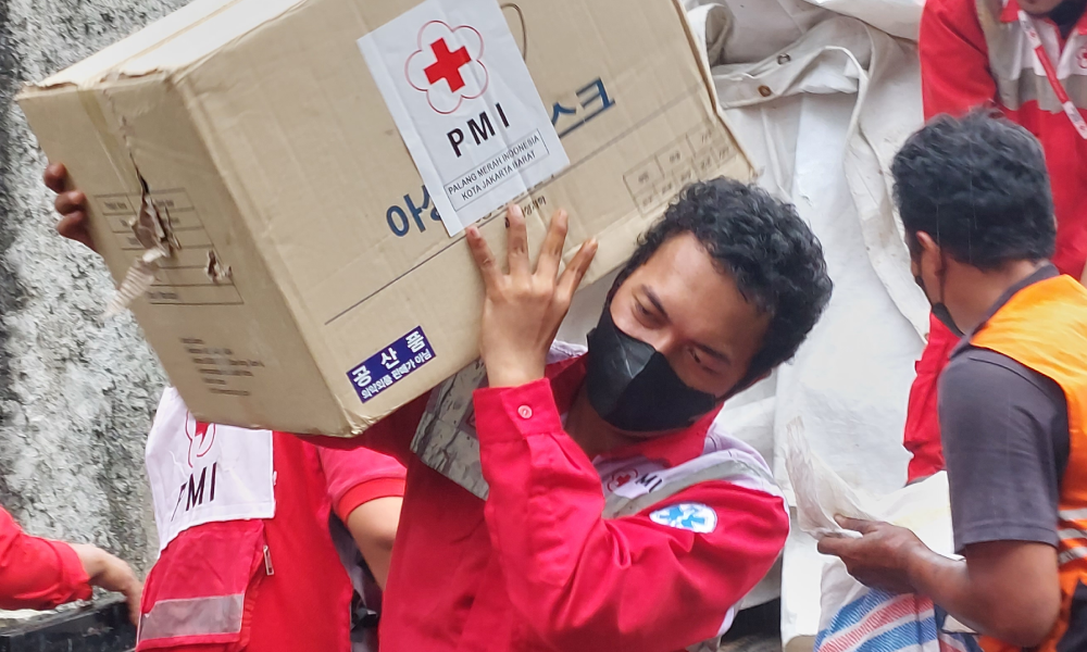 Korban Kebakaran Palmerah Sambut Baik Bantuan Logistik PMI JB