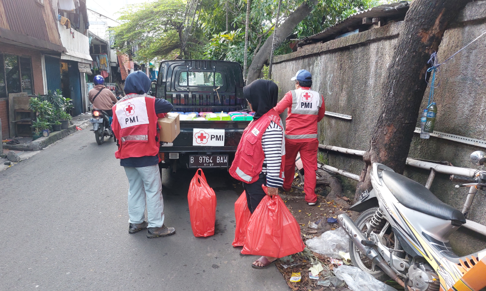 PMI JB Salurkan Bantuan Buat Korban Kebakaran Kemanggisan Pulo
