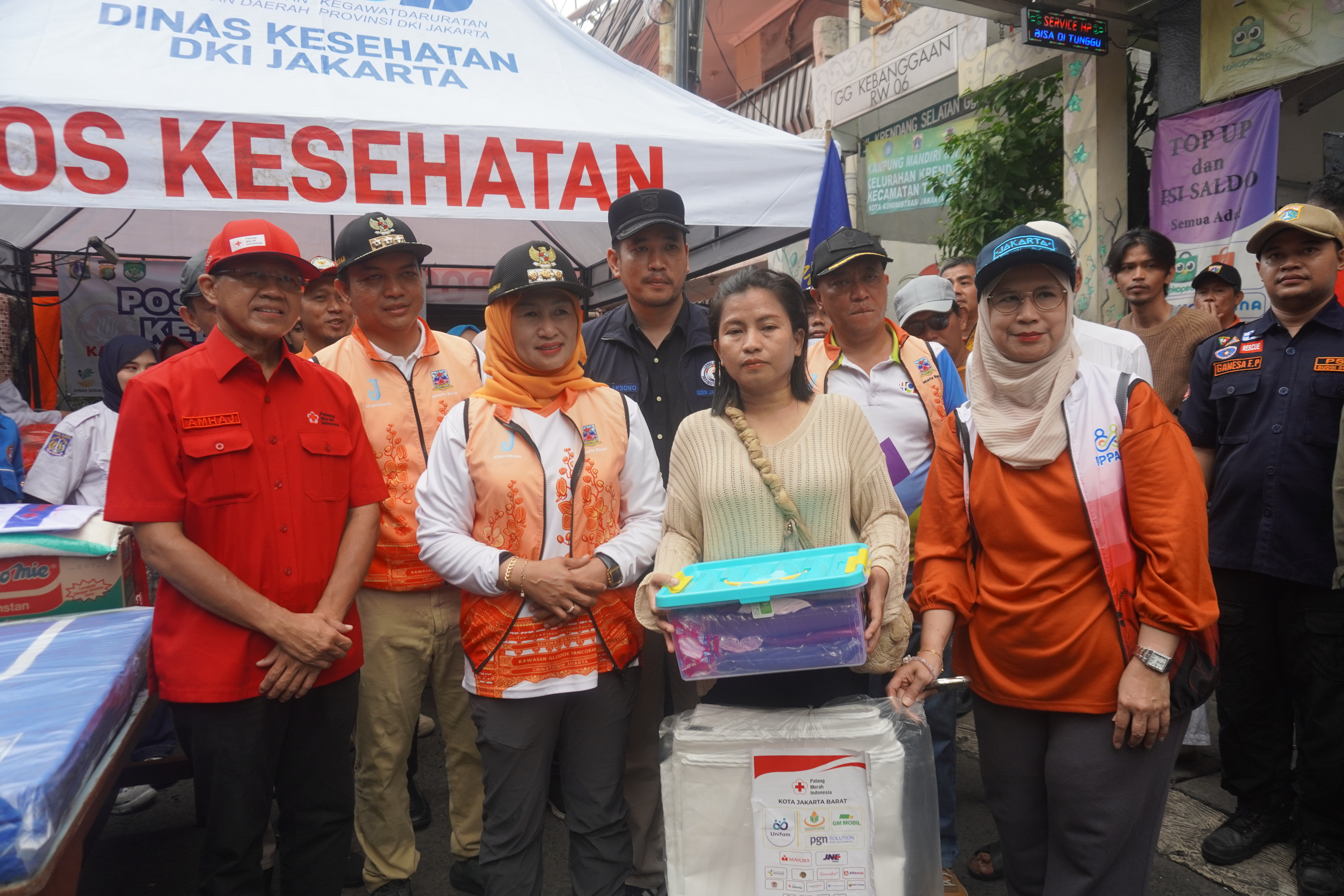 PMI Jakarta Barat Salurkan Bantuan untuk penyintas Kebakaran di Tambora